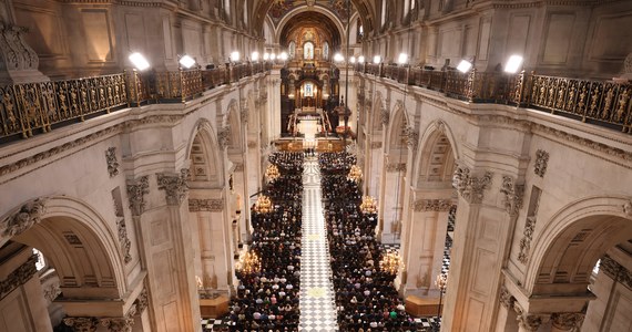 W londyńskiej katedrze św. Pawła odbyło się wieczorem nabożeństwo ku czci zmarłej królowej Elżbiety II. Na jego zakończenie po raz pierwszy od ponad 70 lat odśpiewany został hymn ze zmodyfikowanymi słowami "Boże, chroń króla", zamiast "Boże, chroń królową".