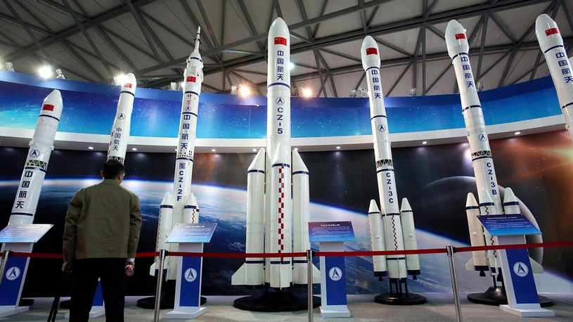 Chińska Agencja Kosmiczna ogłosiła udane testy prototypów silników do rakiety, która zabierze ludzi na Księżyc. Testy odbywają się w cieniu odwołanego startu potężnej rakiety SLS od NASA, która również ma zabrać Amerykanów na Srebrny Glob.