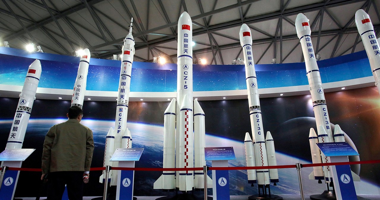 Chińska Agencja Kosmiczna ogłosiła udane testy prototypów silników do rakiety, która zabierze ludzi na Księżyc. Testy odbywają się w cieniu odwołanego startu potężnej rakiety SLS od NASA, która również ma zabrać Amerykanów na Srebrny Glob.