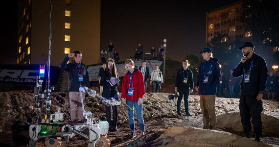 8. edycja European Rover Challenge nie przestaje zaskakiwać. Minionej nocy mieszkańcy Kielc mogli obserwować zmagania łazików marsjańskich po raz pierwszy także po zmroku. Drużyny uczestniczące w zawodach wykonywały zadania związane z pobieraniem próbek i przemieszczaniem się po torze marsjańskim przy sztucznym oświetleniu. Decyzja organizatorów, by prowadzić rywalizację także w nocy, to innowacja w formule zawodów, która drużynom z całego świata daje okazję przetestowania swoich łazików w nowych okolicznościach. Za uczestnikami już pierwsze konkurencje, które pokazują, w czym dany zespół się wyróżnia, a nad czym powinien jeszcze popracować.