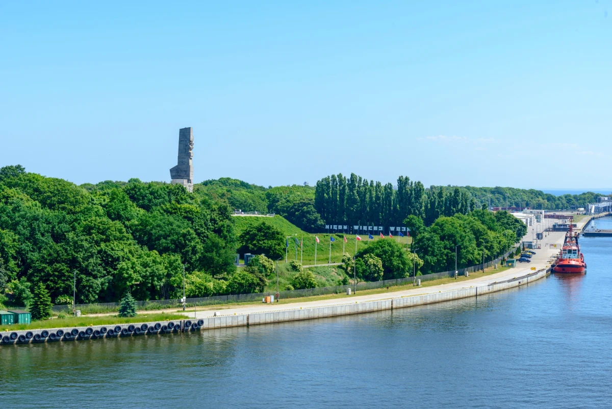 Podczas nadzoru archeologicznego nad budową nowego Cmentarza Wojskowego Żołnierzy Wojska Polskiego na Westerplatte archeolodzy odkryli trzy dotąd niezlokalizowane leje po bombach zrzuconych przez Niemców 2 września 1939 r. W jednym z nich, znajdującym się w pobliżu Willi Oficerskiej, znaleziono liczne przedmioty o olbrzymiej wartości historycznej i wystawienniczej.