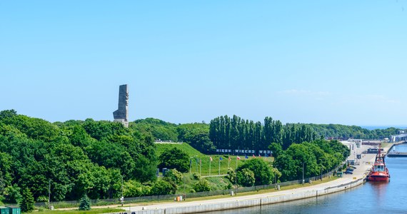 Podczas nadzoru archeologicznego nad budową nowego Cmentarza Wojskowego Żołnierzy Wojska Polskiego na Westerplatte archeolodzy odkryli trzy dotąd niezlokalizowane leje po bombach zrzuconych przez Niemców 2 września 1939 r. W jednym z nich, znajdującym się w pobliżu Willi Oficerskiej, znaleziono liczne przedmioty o olbrzymiej wartości historycznej i wystawienniczej.