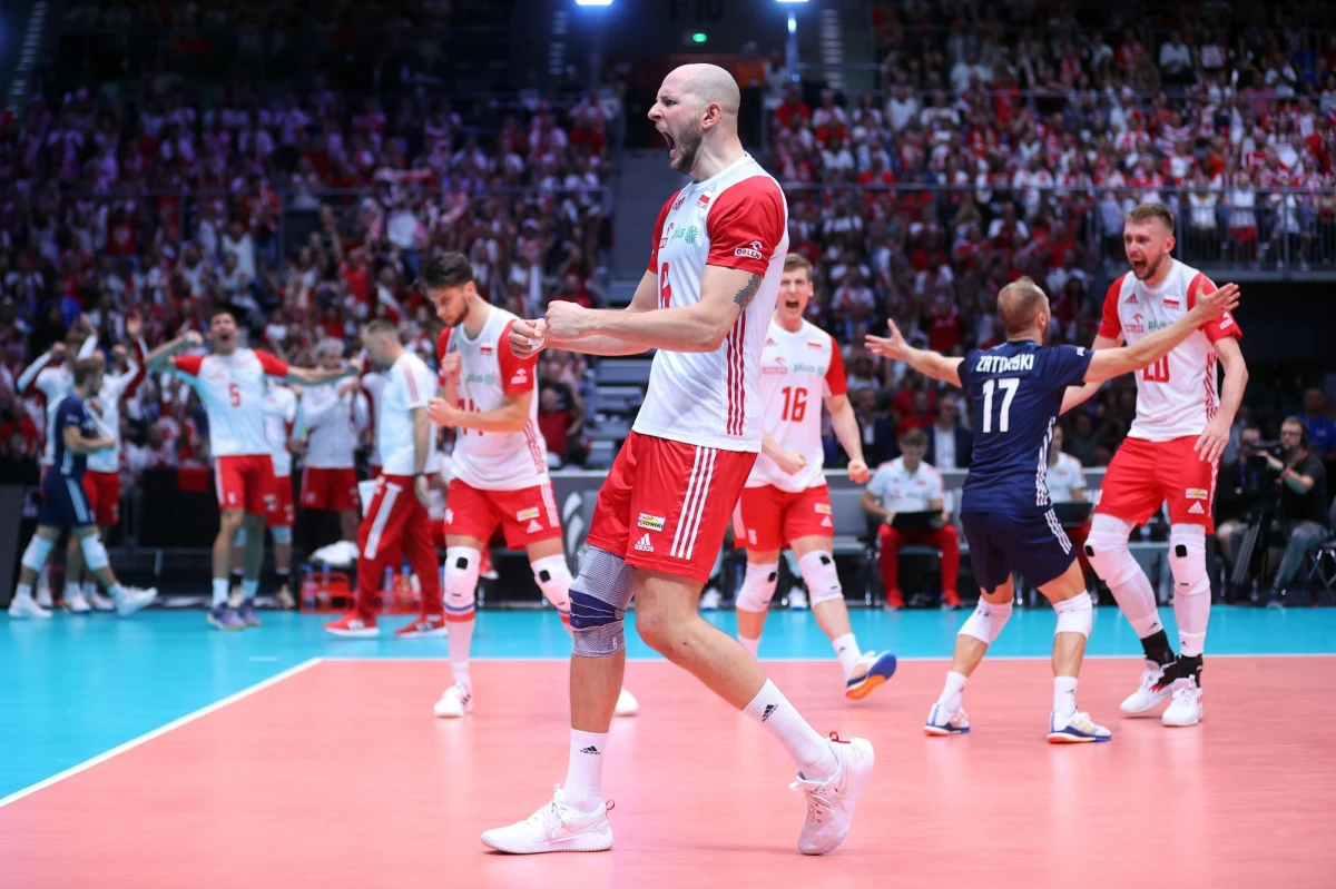 ​Polska zmierzy się z Brazylią w półfinale mistrzostw świata w siatkówce mężczyzn 2022, który odbędzie się w katowickim Spodku. Biało-Czerwoni w poprzednich starciach pokonali USA i Tunezję. Oprócz tego dzisiaj czeka nas mecz Włochy - Słowenia.