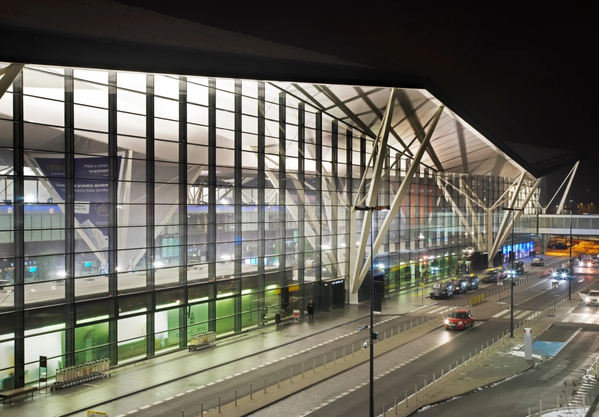 Od piątku do soboty przekierowano 23 samoloty, które miały wylądować na pasie gdańskiego lotniska. Powodem była awaria systemu nawigacyjnego ILS i warunki atmosferyczne. 