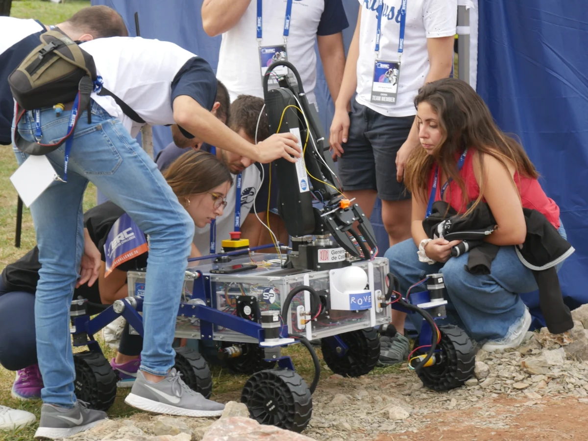 Prezentacje i przejazdy po marsjańskim torze na Politechnice Świętokrzyskiej to tylko część aktywności ekip, które uczestniczą w stacjonarnej formule 8. finału European Rover Challenge. Drużyny zaprojektowały, zbudowały i przywiozły swoje łaziki do Kielc, do ostatniej chwili jednak nad nimi pracują. W specjalnych garażach, a czasem i na samym torze, dokonują poprawek, prowadzą testy i naprawiają to, co uległo uszkodzeniu. Korekty dotyczą zarówno części mechanicznych, elektroniki, jak i oprogramowania.  