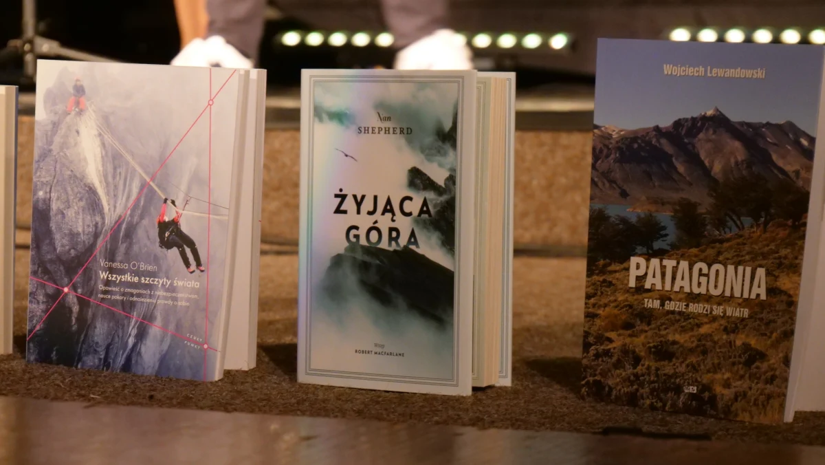 Książka „Żyjąca Góra” autorstwa szkockiej pisarki Nan Shepherd wydana przez Wydawnictwo Zysk i S-ka zdobyła Grand Prix Konkursu na Książkę Górską  Roku, który organizowany jest w ramach Festiwalu Górskiego im. Andrzeja Zawady i Festiwalu Literatury Górskiej w Lądku-Zdroju. Napisana podczas II wojny światowej powieść o górach w Cairngorms (pasmo górskie położone w północno-wschodniej Szkocji w regionie Highlands) zdobyła uznanie jury także w kategorii Non-Fiction. 