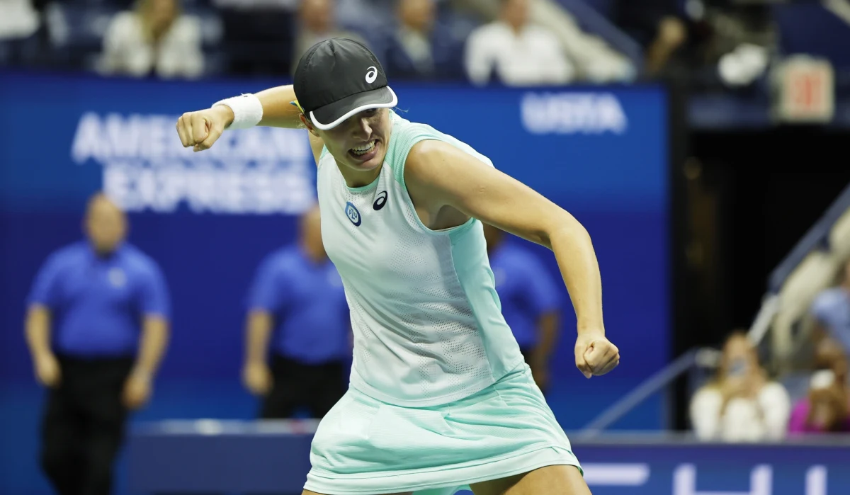 Iga Świątek może w nocy dopisać kolejny punkt do swojej listy sukcesów. Polka po raz pierwszy w karierze powalczy w finale US Open. Dotychczas dwukrotnie triumfowała na kortach Rolanda Garrosa w Paryżu. Teraz na jej drodze do zwycięstwa stanie Tunezyjka Ons Jabeur: „To może być finał bardzo atrakcyjny dla oka. Mamy dwie tenisistki, które potrafią grać bardzo różnorodnie” - podkreśla ekspert Eurosportu Marek Furjan. Początek wielkoszlemowego finału o 22:00.     