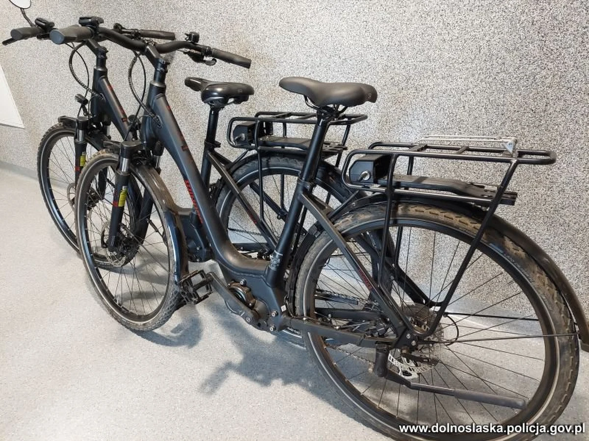 Policjanci z Bolesławca ( Dolnośląskie) zatrzymali dwóch mężczyzn, którzy ukradli turystom z kampera 2 rowery elektryczne o wartości 20 tysięcy złotych. Za kradzież z włamaniem grozi im kara do 10 lat pozbawienia wolności.