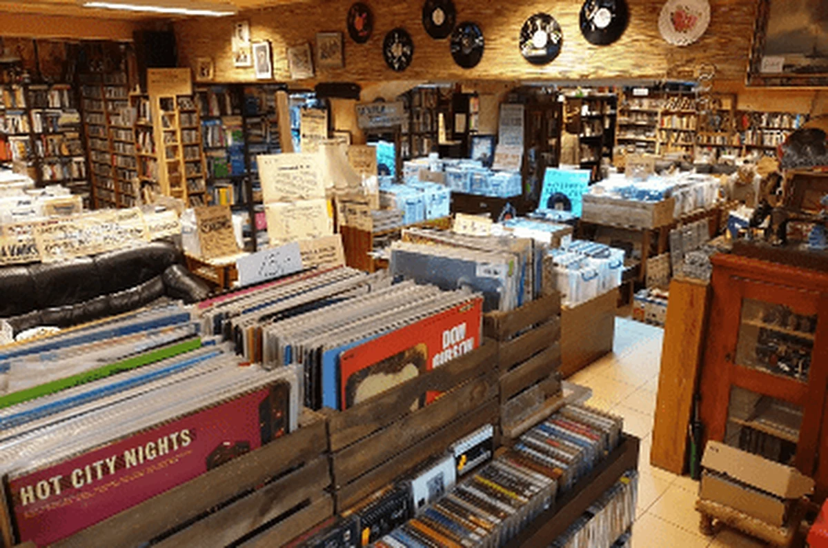 Warszawiacy w głosowaniu online wybrali pięć „ulubionych” niezależnych księgarń 2022 roku. To trzecia edycja plebiscytu. Chodzi o promocję czytelnictwa.