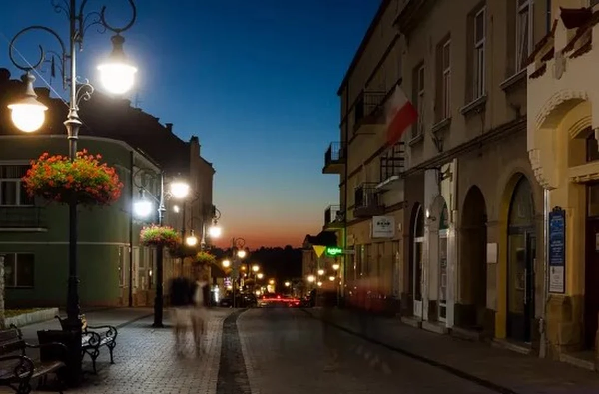 Krośnieński magistrat szuka oszczędności. W związku ze znaczącym wzrostem kosztów energii elektrycznej miasto zmuszone jest do ograniczenia czasu działania oświetlenia ulicznego. Od najbliższej niedzieli, oświetlenie będzie wyłączane na cztery godziny.
