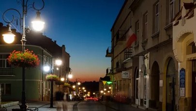 Ciemne ulice w Krośnie. Powód? Oszczędności 