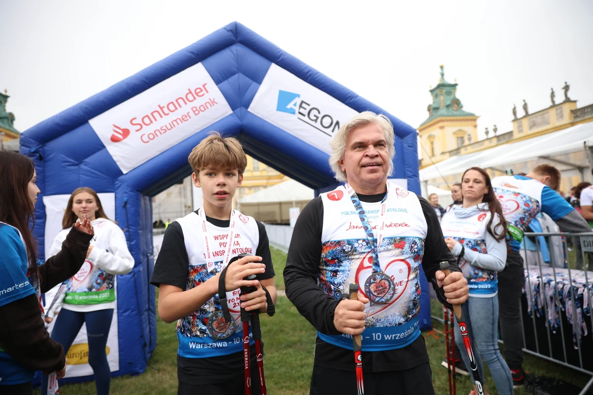 To święto osób, które dostały drugie życie - tak uczestnicy Biegu po Nowe Życie mówią o jego 21. edycji, która odbyła się dziś w warszawskim Wilanowie. Wydarzenie promuje ideę transplantacji narządów. W wydarzeniu wzięli udział m.in. Jarosław Boberek, Sara Chmiel, Tomasz Kammel, Michał Meyer, Rafał Mroczek, Cezary Trybański, Przemysław Saleta i Piotr Zelt.