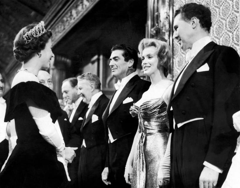 Królowa Elżbieta II, która zmarła w czwartek w wieku 96 lat, w ciągu 70-letniego panowania spotkała wiele znanych postaci, od prezydentów Stanów Zjednoczonych i przywódców krajów po wielbicieli sportu i ikon kultury. Jedną z nich była Marilyn Monroe, z którą monarchini miała okazję się spotkać w 1956 roku.