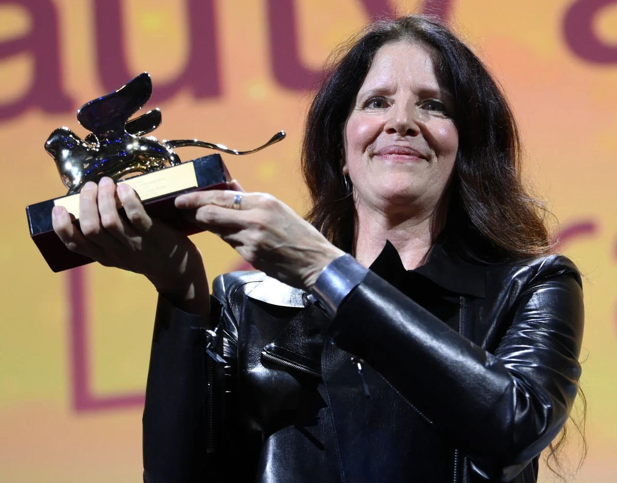 Dokument "All the Beauty and the Bloodshed" w reż. Laury Poitras o działalności amerykańskiej fotografki i aktywistki Nan Goldin otrzymał Złotego Lwa dla najlepszego filmu podczas gali zamknięcia 79. festiwalu w Wenecji. Specjalna nagroda jury sekcji Orizzonti trafiła do reżysera polskiego filmu "Chleb i sól" - Damiana Kocura. 