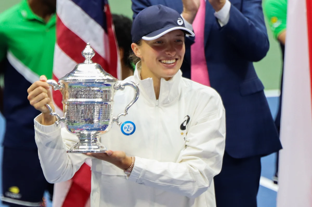 "Jestem super dumny, bo ostatnie trzy, cztery tygodnie były ciężkie. Iga włożyła mnóstwo wysiłku, by wrócić do dobrej formy" - powiedział trener Igi Świątek w rozmowie ze stacją ESPN po wygranej polskiej tenisistki w wielkoszlemowym US Open w Nowym Jorku.
