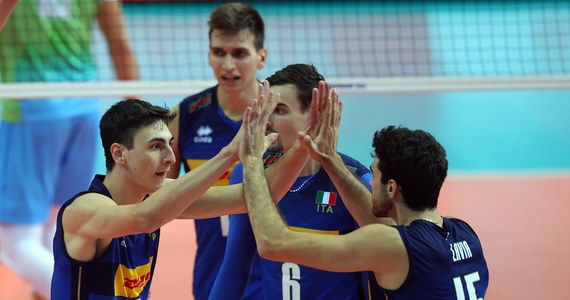 Siatkarze Włoch pokonali w Katowicach Słowenię 3:0 (25:21, 25:22, 25:21) w półfinale mistrzostw świata i w niedzielnym meczu o złoty medal zagrają z Polakami, którzy wygrali w sobotę z Brazylią 3:2.