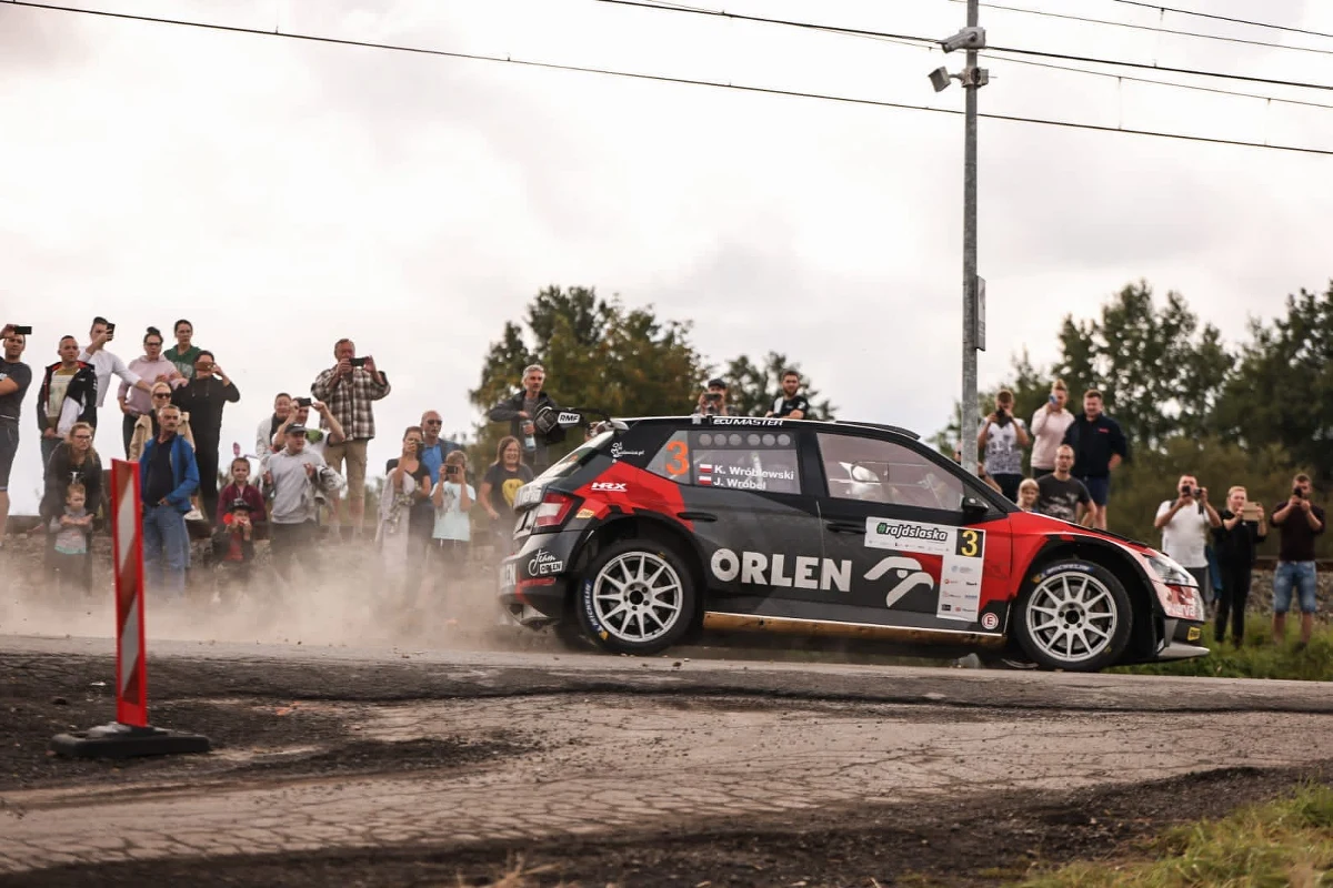 Tom Kristensson i Andreas Johansson (Hyundai i20 R5) ukończyli pierwszy etap Rajdu Śląska na czele klasyfikacji generalnej Rajdowych Samochodowych Mistrzostw Polski. Liderzy tabeli sezonu wygrali w sobotę trzy odcinki specjalne i przewodzą rywalizacji, ale są tylko 0,4 sekundy przed Grzegorzem Grzybem i Adamem Biniędą (Škoda Fabia Rally2 Evo). Czołową trójkę uzupełniają Jarosław i Marcin Szejowie (Hyundai i20 R5, +5 s).