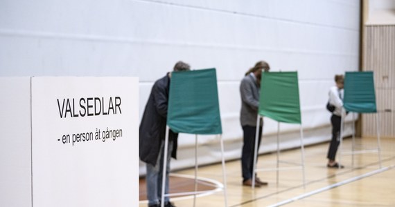 Od godz. 8 w Szwecji trwają wybory parlamentarne. 7,7 mln Szwedów wybiera 349-przedstawicieli do jednoizbowego Riksdagu. Według sondaży szansę na zwycięstwo ma zarówno blok partii lewicowych, jak i opozycyjna prawica.
