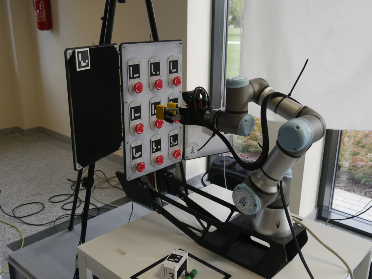 Dziś trzeci i ostatni dzień 8. Finału European Rover Challenge w Kielcach, podczas którego drużyny w formule stacjonarnej lub zdalnej wykonują zadania na specjalnym torze przypominającym powierzchnię Marsa, zbudowanym na terenie Politechniki Świętokrzyskiej. Uczestnicy wykorzystują przy tym łaziki zbudowane przez siebie lub - w formule zdalnej - udostępnione przez organizatorów. Jak mówi Maciej Myśliwiec z Biura Prasowego ERC, uczestnicy przed zawodami byli informowani, że mogą się spodziewać deszczowej pogody i otrzymali zalecenie wdrożenia rozwiązań, które mogły ochronić łazik przed dostępem wody do skomplikowanej elektroniki.