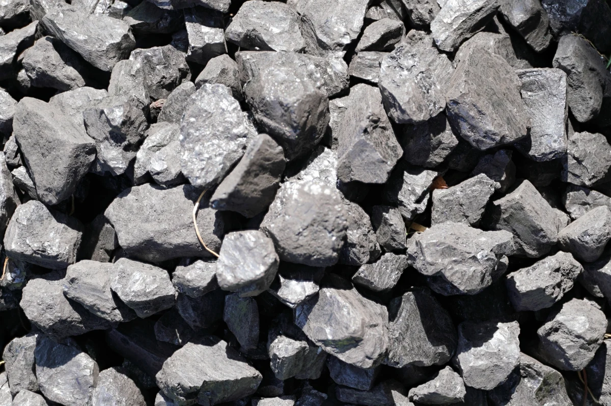 Zmiana zasad sprzedaży węgla w kopalni Budryk w Ornontowicach. To jedyna kopalnia Jastrzębskiej Spółki Węglowej, gdzie węgiel mogą kupować indywidualni odbiorcy. Od poniedziałku będzie on sprzedawany tylko w czasie jednej zmiany. Wstrzymane zostaje także wydawanie specjalnych  numerków dla kierowców stojących w kolejce.