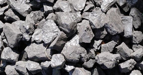 Zmiana zasad sprzedaży węgla w kopalni Budryk w Ornontowicach. To jedyna kopalnia Jastrzębskiej Spółki Węglowej, gdzie węgiel mogą kupować indywidualni odbiorcy. Od poniedziałku będzie on sprzedawany tylko w czasie jednej zmiany. Wstrzymane zostaje także wydawanie specjalnych  numerków dla kierowców stojących w kolejce.