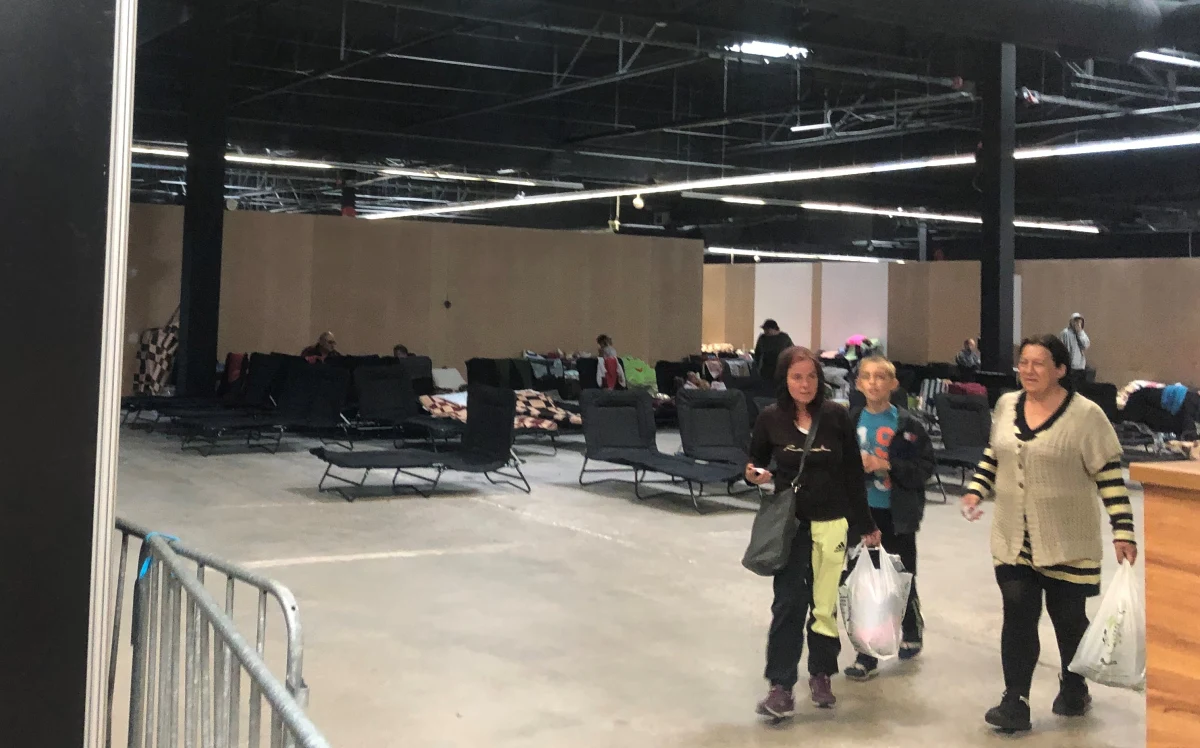 Ponad trzy tysiące obywateli Ukrainy mieszka w największym w Polsce centrum noclegowym dla uchodźców w podwarszawskim Nadarzynie. To miejsce odwiedzamy w dwusetnym dniu rosyjskiej inwazji na Ukrainę. 