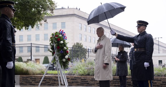 "Nasze zobowiązanie, by chronić Amerykę przed kolejnym atakiem terrorystycznym, jest bezterminowe" - zapewniał prezydent USA Joe Biden przed Pentagonem podczas uroczystości upamiętniającej ofiary zamachów terrorystycznych z 11 września 2001 r. "Nie spoczniemy, nie zapomnimy, nie poddamy się" - zapewniał. 