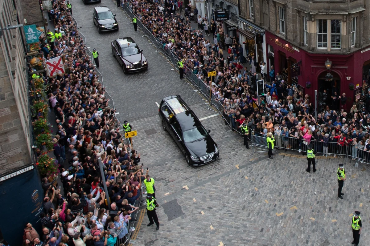 Trumna z ciałem brytyjskiej królowej Elżbiety II dotarła w niedzielę po południu do Pałacu Holyroodhouse w Edynburgu. Był on oficjalną szkocką rezydencją monarchini. 