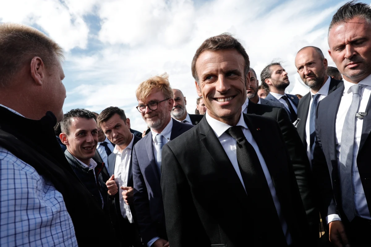 Prezydent Francji Emmanuel Macron kolejny raz rozmawiał telefonicznie z rosyjskim przywódcą Władimirem Putinem. Jak podał Pałac Elizejski, tym razem tematem była m.in. sytuacja w Zaporoskiej Elektrowni Atomowej. "Prezydent Macron potępił kontynuację rosyjskich operacji wojskowych na Ukrainie i przypomniał swoje żądanie ich jak najszybszego zakończenia, rozpoczęcia negocjacji oraz przywrócenia suwerenności i integralności terytorialnej Ukrainy" – wyjaśniono w komunikacie.
