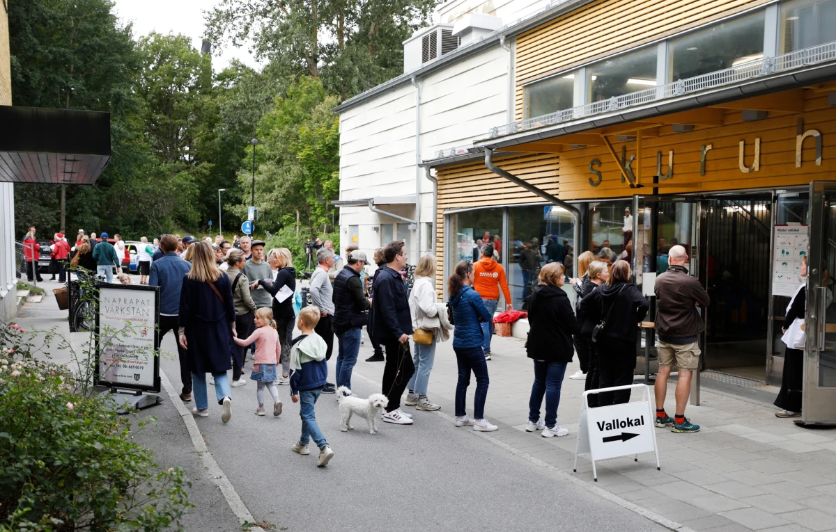 Blok partii lewicowych, z rządzącą od ośmiu lat Partią Robotniczą - Socjaldemokraci, wygrywa niedzielne wybory parlamentarne w Szwecji, zdobywając 176 mandatów w 349-mandatowym Riksdagu - wynika z sondażu exit poll telewizji publicznej SVT. Według tego badania, opozycyjny blok prawicowy może liczyć a 173 mandaty.
