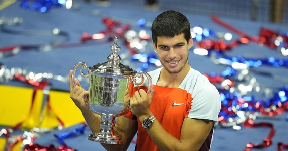 Carlos Alcaraz pokonał Norwega Caspera Ruuda 6:4, 2:6, 7:6 (7-1), 6:3 w finale US Open w Nowym Jorku. 19-letni Hiszpan wywalczył pierwszy w karierze tytuł wielkoszlemowy. W poniedziałkowym notowaniu obejmie prowadzenie w światowym rankingu jako najmłodszy tenisista w historii.