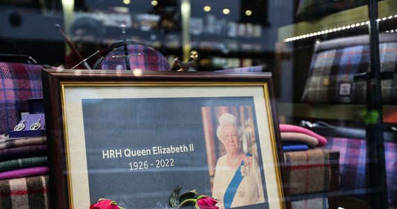Trumna z ciałem królowej Elżbiety II będzie wystawiona na widok publiczny w Pałacu Westminsterskim w Londynie, czyli siedzibie parlamentu. Hołd zmarłej królowej będzie można oddać od godz. 17:00 w środę do godz. 6:30 w dniu pogrzebu, 19 września - poinformował brytyjski rząd.