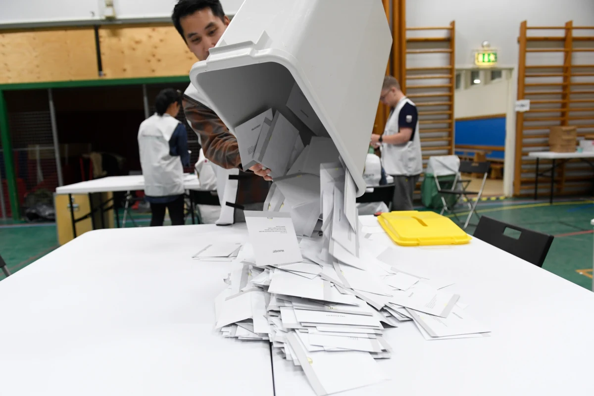 Premier Szwecji i szefowa socjaldemokratów Magdalena Andersson oraz lider prawicowej opozycji Ulf Kristersson z Umiarkowanej Partii Koalicyjnej wstrzymali się od ogłoszenia zwycięstwa lub uznania porażki w niedzielnych wyborach parlamentarnych. "Wynik wyborów jest niepewny" - oświadczyła Andersson. Z kolei Kristersson zaapelował do wyborców o cierpliwość.