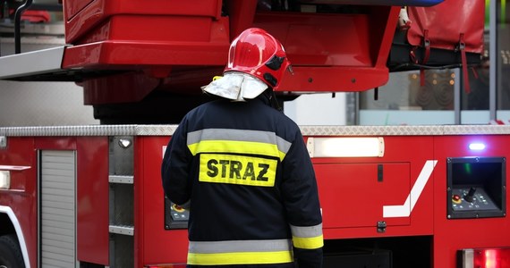 Policja wyjaśnia sprawę nocnego pożaru hangaru z małymi samolotami w Porębie w Śląskiem. Maszyny spłonęły doszczętnie.

