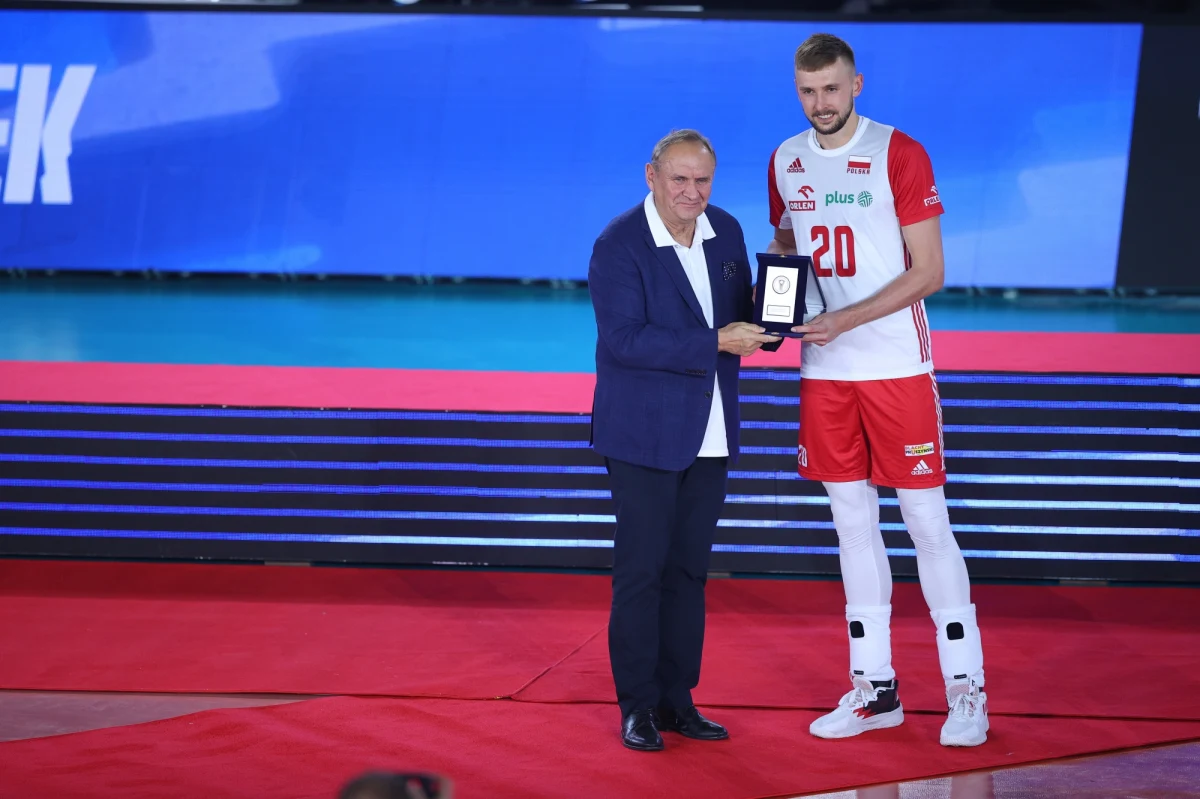 „Włosi wygrali zasłużenie, zagrali na takim poziomie, że trudno nam się było przeciwstawić” – ocenił środkowy bloku siatkarskiej reprezentacji Polski Mateusz Bieniek finałową porażkę 1:3 w zakończonych w niedzielę w Katowicach mistrzostwach świata.