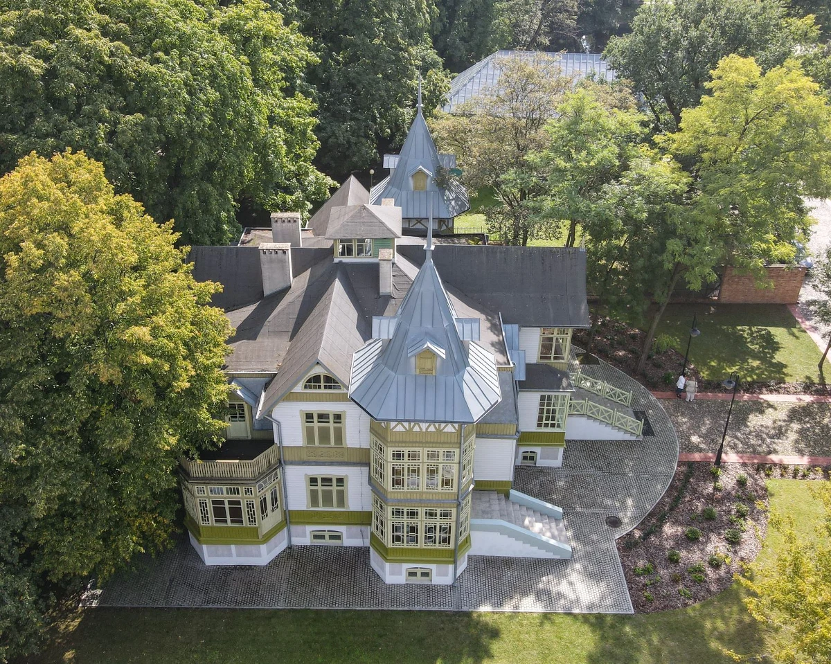 Robotnicza chusta w kratkę stała się punktem wyjścia do stworzenia wystawy, która inauguruje działalność ekspozycyjną w niedawno wyremontowanej willi na terenie skansenu w Centralnym Muzeum Włókiennictwa w Łodzi. Willa letniskowa długo była niedostępna dla zwiedzających. Teraz ma służyć przede wszystkim dzieciom oraz ich najbliższym - rodzicom, opiekunom, nauczycielom.