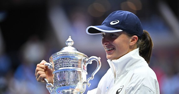 Dobę po zakończeniu finału US Open amerykańskie media komentują grę Igi Świątek. Polka w finale wielkoszlemowego turnieju pokonała Ons Jabeur z Tunezji. "Bez hałasu rozmontowała rywalkę" - pisze Washington Post. "Czy stanie się taką dominatorką jak Serena Williams?" - pyta NY Post.