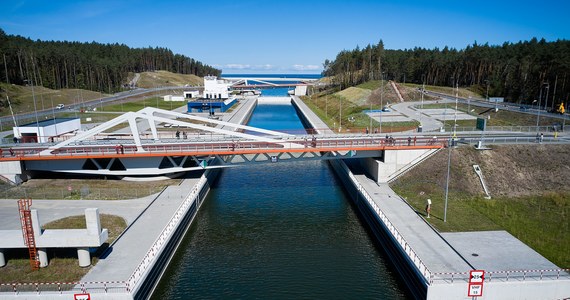 W sobotę 17 września uruchomiony zostanie Kanał Żeglugowy przez Mierzeję Wiślaną. To jednak dopiero pierwszy etap budowy nowej drogi wodnej, która umożliwi otwarcie portu w Elblągu na Bałtyk. Cała inwestycja, na którą składa się pogłębienie drogi wodnej, budowa mostu w Nowakowie czy pogłębienie rzeki Elbląg, ma zostać zakończona w przyszłym roku.