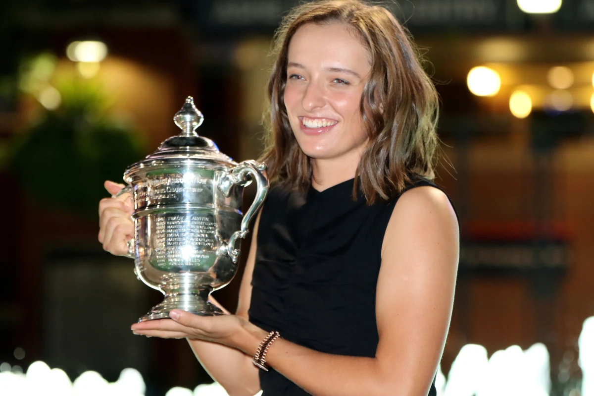 Iga Świątek po zwycięstwie w US Open umocniła się na prowadzeniu w rankingu WTA. 21-letnia polska tenisistka ma obecnie 10365 pkt, czyli ponad dwa razy więcej od Tunezyjki Ons Jabeur, którą pokonała w finale.