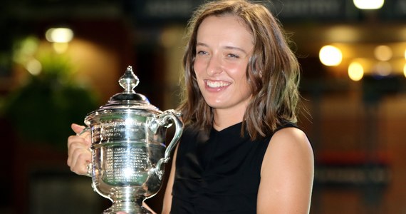 Iga Świątek po zwycięstwie w US Open umocniła się na prowadzeniu w rankingu WTA. 21-letnia polska tenisistka ma obecnie 10365 pkt, czyli ponad dwa razy więcej od Tunezyjki Ons Jabeur, którą pokonała w finale.