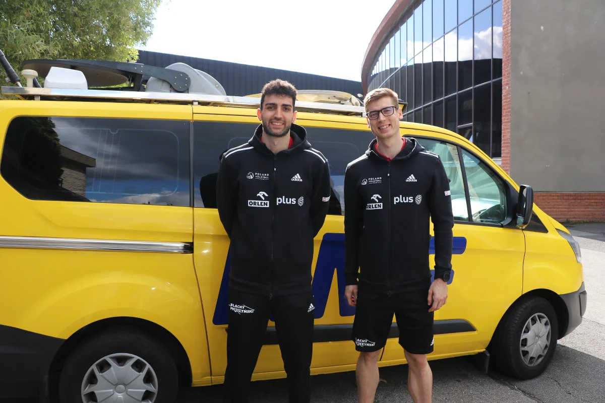 "Po takim sukcesie nie trzeba długo odsypiać. Niesmak cały czas gdzieś jest, bo złoty medal mistrzostw świata był na wyciągnięcie ręki. Chyba lepszych warunków do jego zdobycia nie mieliśmy, jak grać przed własną publicznością w katowickim Spodku, ale taki jest sport. Ale myślę, że reprezentacja Włoch zagrała o klasę wyżej" - powiedział Kamil Semeniuk w rozmowie z dziennikarzem RMF FM. Wczoraj Polacy zostali wicemistrzami świata w siatkówce. W finale przegrali z Włochami 1:3.