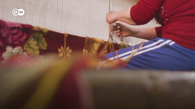 Powstają z połączenia tysięcy barw, mają niepowtarzalne wzory, tkane są ręcznie specjalnym splotem – dywany perskie, prawdziwe dzieła sztuki.  Europa przed wiekami przejęła z orientu i rozwinęła własną tradycję ich wyplatania. Ale dziś w Europie działa już tylko jedna fabryka, w której się je produkuje. Znajduje się w małej, bułgarskiej wiosce.