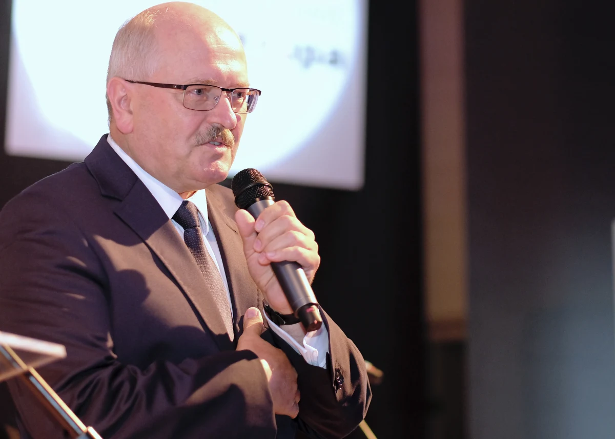 Wieloletni prezydent Katowic Piotr Uszok odebrał tytuł honorowego obywatela tego miasta. Uchwałę w tej sprawie przyjęli w radni podczas uroczystej sesji, zwołanej z okazji 157. rocznicy nadania Katowicom praw miejskich.