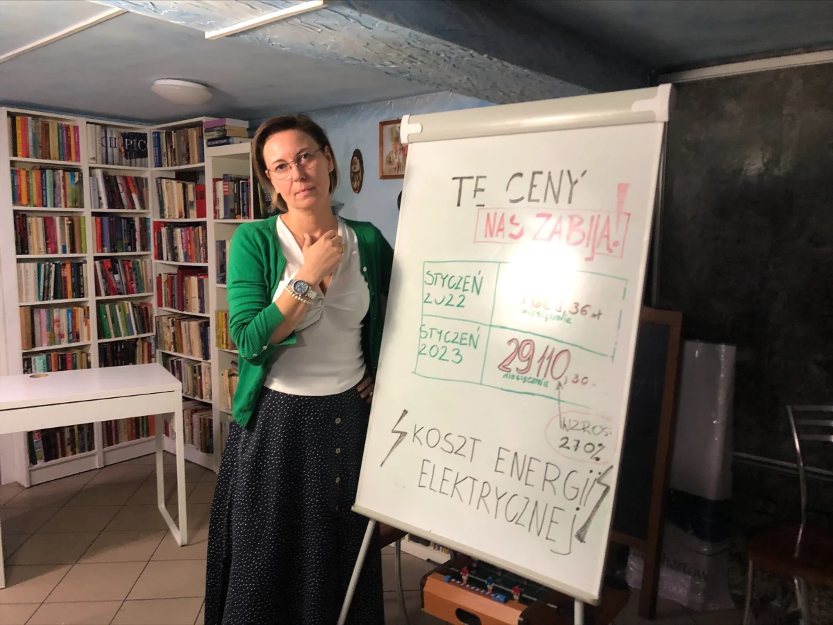 W Polsce istnieją dziesiątki fundacji i stowarzyszeń, które pomagają najuboższym. W dobie kryzysu, wciąż rosnącej inflacji, kosztów energii - a za chwilę także ogrzewania - mówią wprost: zimą nie damy sobie rady. Nasza reporterka Anna Zakrzewska rozmawiała z przedstawicielami trzech największych takich organizacji w Warszawie. Pytała, jaki plan mają na najbliższe miesiące i czy jest nadzieja na to, że jakoś przetrwają ten sezon. 