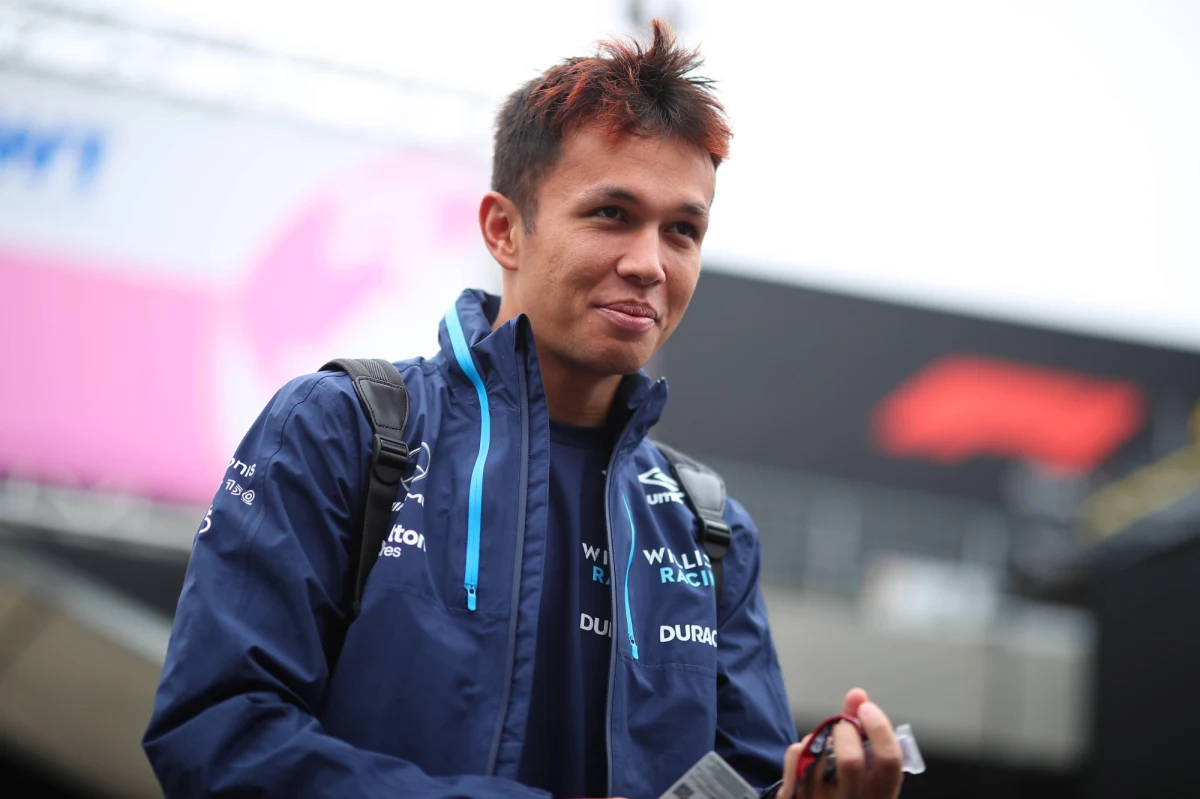 ​Alexander Albon przeszedł w sobotę zabieg wycięcia wyrostka robaczkowego, po którym nastąpiły powikłania oddechowe. Kierowca zespołu Williams Racing został podłączony do respiratora. Jego stan minionej nocy znacząco się jednak poprawił i niewykluczone, że już jutro zostanie zwolniony ze szpitala.