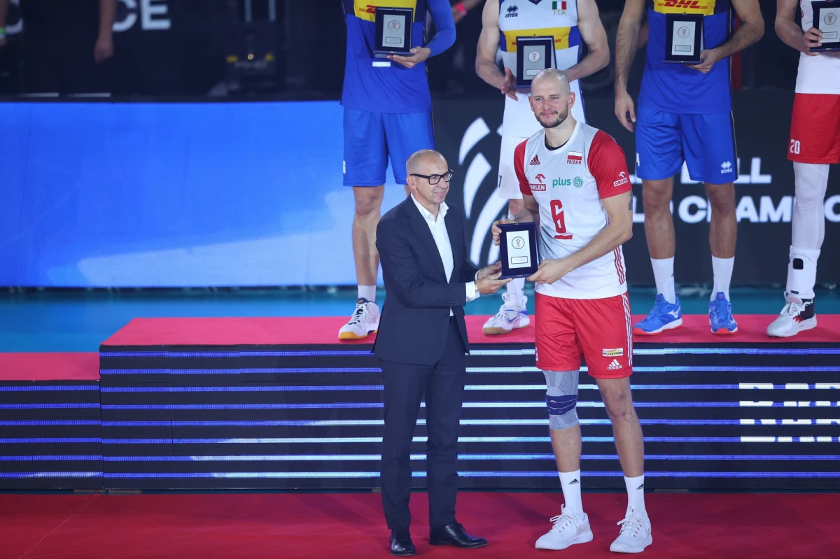 „Trzeba znaleźć odpowiedni balans pomiędzy niedosytem - który cały czas napędza i będzie dawał siłę do kolejnego treningu, do przełamywania barier - a satysfakcją z wykonywanej pracy” – to zdaniem kapitana reprezentacji Polski Bartosza Kurka sposób na to, by w kolejnych latach polscy siatkarze dalej święcili sukcesy. W niedzielę biało-czerwoni po porażce z Włochami zostali wicemistrzami świat. Tym samym trzeci raz z rzędu kończą mundial z medalem.