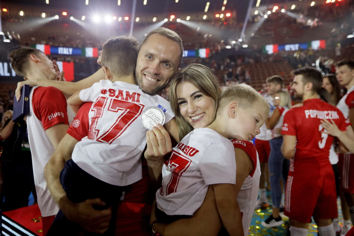 Paweł Zatorski został jedynym polskim siatkarzem, który ma w dorobku trzy medale mistrzostw świata. W rozmowie z dziennikarzem RMF FM Wojciechem Marczykiem zawodnik przyznał jednak, że mimo miejsca na podium MŚ polscy siatkarze czują rozczarowanie. "Musimy przetrawić przez jakiś czas to, co się wydarzyło, docenić klasę rywala. Mam nadzieję, że po jakimś czasie dotrze do nas, że to jest jednak duży sukces" - podkreśla doświadczony libero.