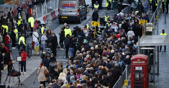 Późnym popołudniem w poniedziałek pierwsi czekający w kolejce weszli do katedry św. Idziego w Edynburgu, aby przejść obok trumny z ciałem brytyjskiej królowej Elżbiety II. 