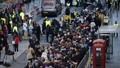Tysiące osób w kolejce przed katedrą w Edynburgu. Chcą oddać hołd Elżbiecie II