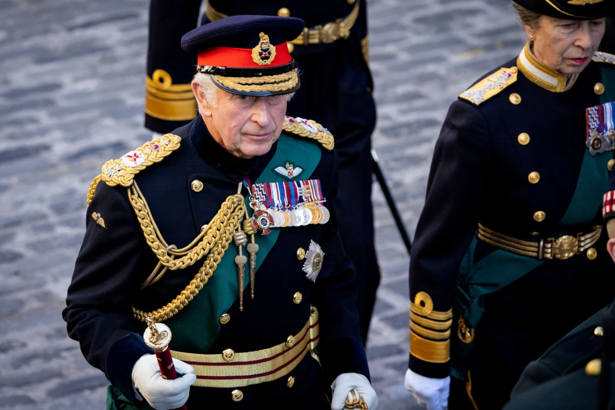 Nowy król Wielkiej Brytanii Karol III podkreślił w szkockim parlamencie, jak duże znaczenie Szkocja odgrywała w życiu królowej Elżbiety II i odgrywa w jego życiu. Z kolei szefowa rządu w Edynburgu Nicola Sturgeon zapewniła monarchę, że Szkocja jest gotowa mu służyć.